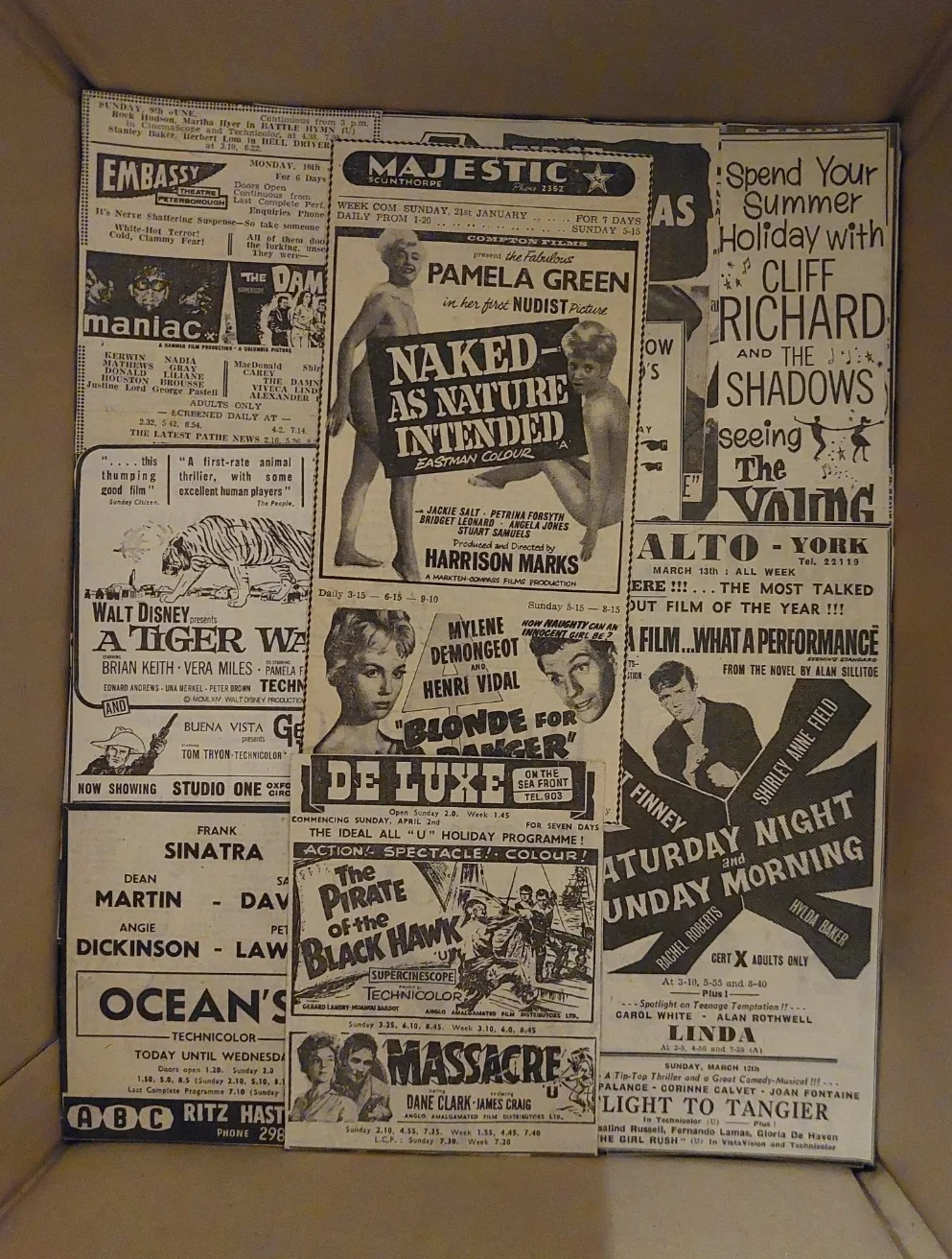 2kg Box of 1960s Vintage British Newspaper Cinema Clippings Listings Adverts, изображение 3