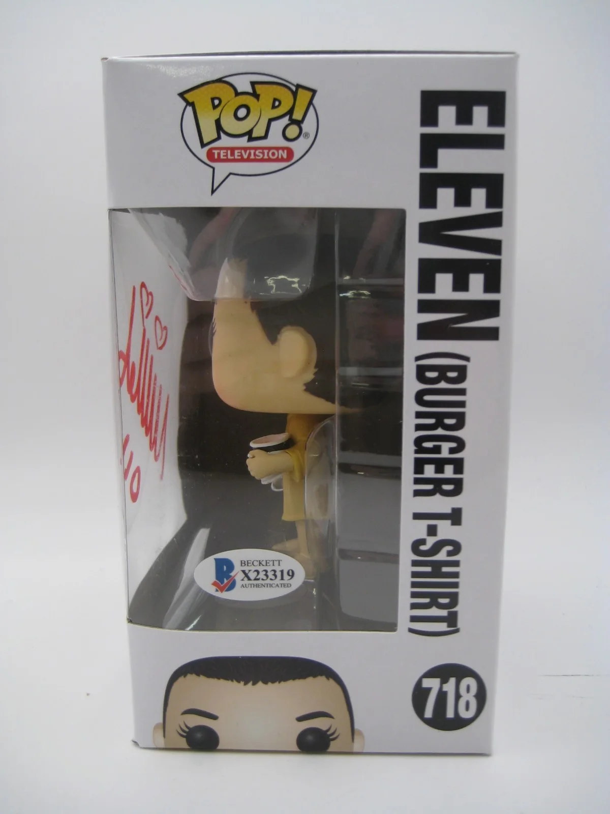 Millie Bobby Brown — MILLIE BOBBY BROWN AUTOGRAPH SIGNED ELEVEN BURGER T-SHIRT 718 FUNKO POP WITH COA, изображение 5
