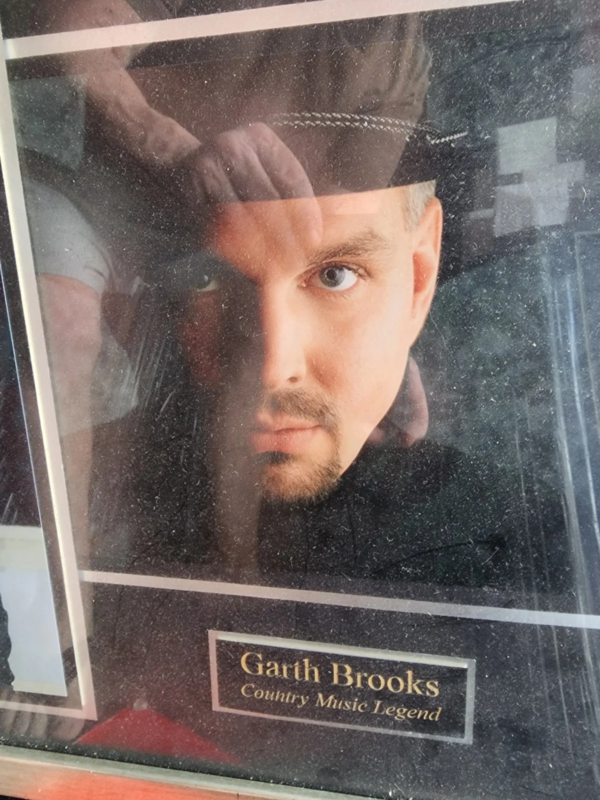 Garth, brooks signed eight by ten in used frame, image 3