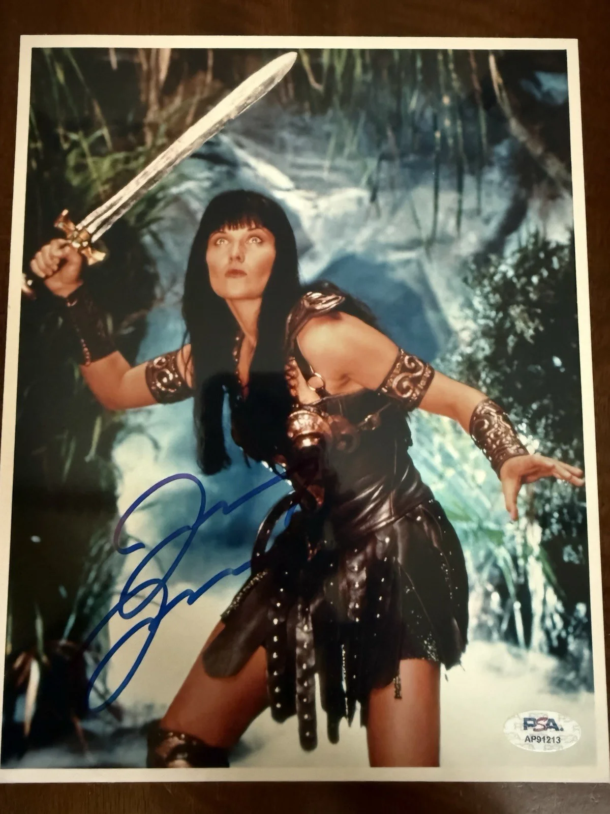 Lucy Lawless — LUCY LAWLESS HAND SIGNED IN PERSON AUTOGRAPHED XENA RARE BECKETT COA 8x10 PHOTO, изображение 2