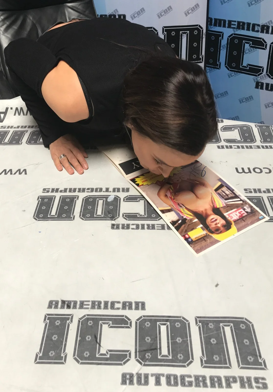 Lisa Ann — Lisa Ann 13x Signed w/ Lip Print 2013 Trading Card Calendar BAS COA MILF Auto'd, изображение 5