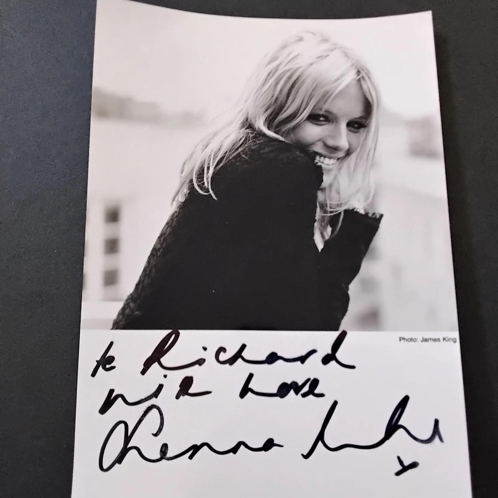 Sienna Miller SIGNED Photo Movie TV Actress Factory Girl Alfie Layer Cake BoHo, изображение 2