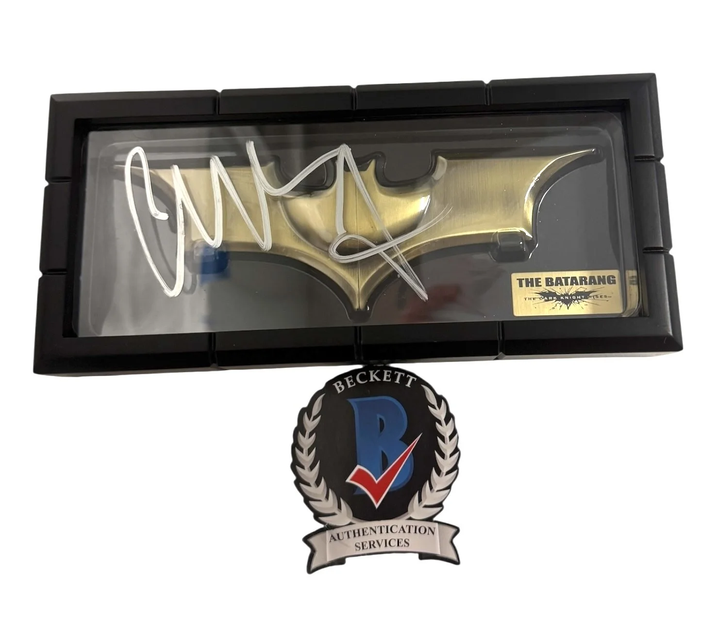CHRISTIAN BALE — CHRISTIAN BALE SIGNED AUTOGRAPH NOBLE COLLECTION BATARANG THE DARK KNIGHT BAS, изображение 2