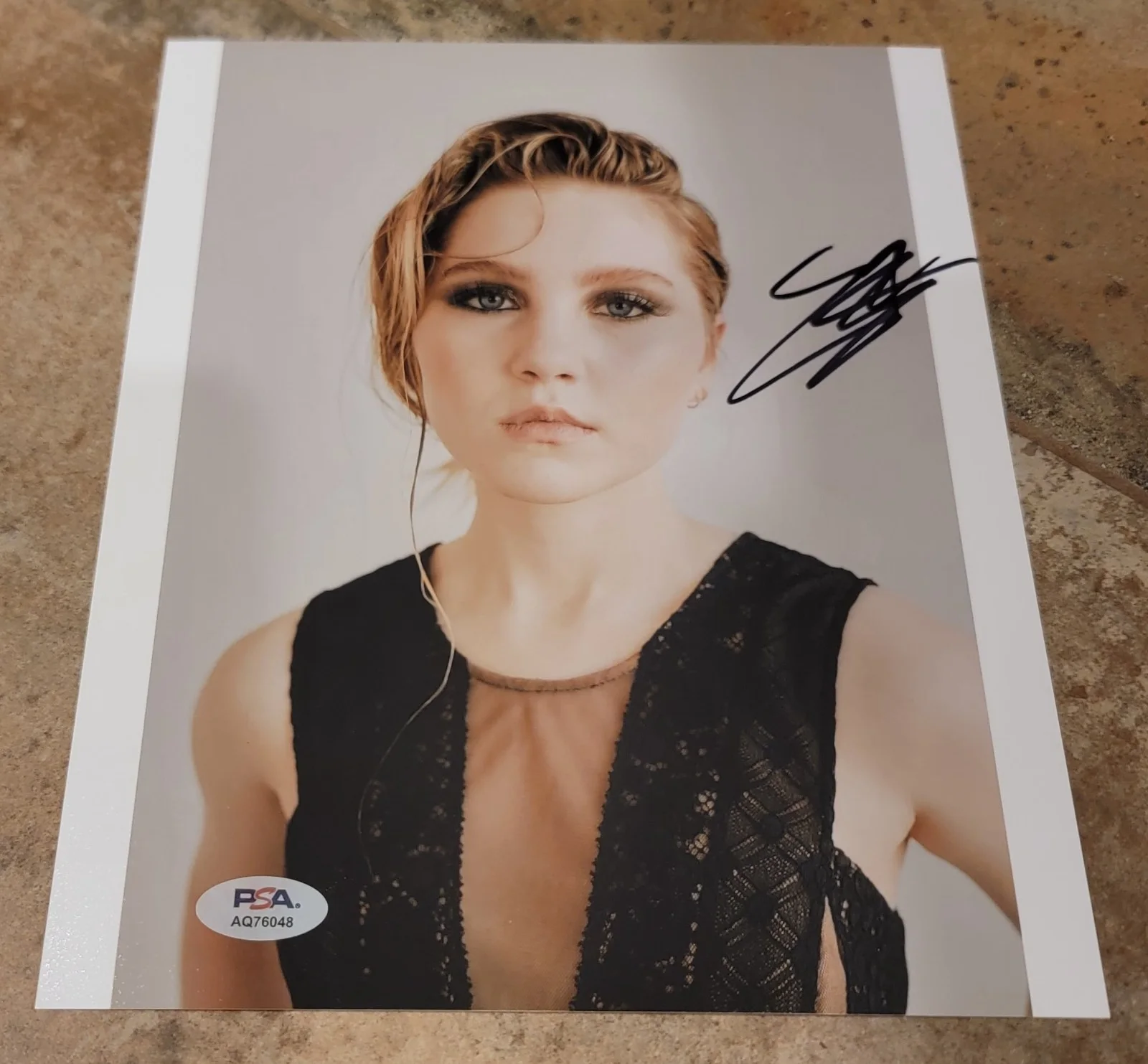 Ella Anderson — Ella Anderson signed 8x10 photo autograph PSA DNA photoshoot smoky eyes