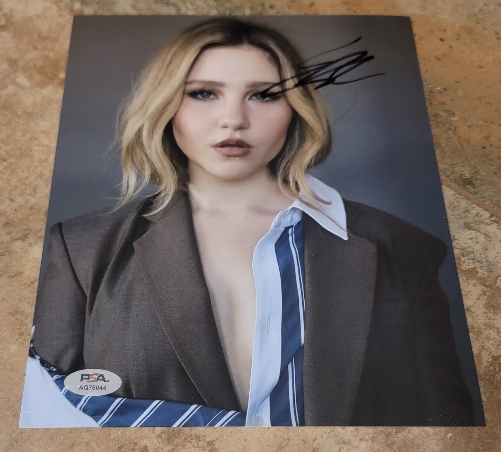 Ella Anderson — Ella Anderson signed 8x10 photo autograph PSA DNA photoshoot portrait face