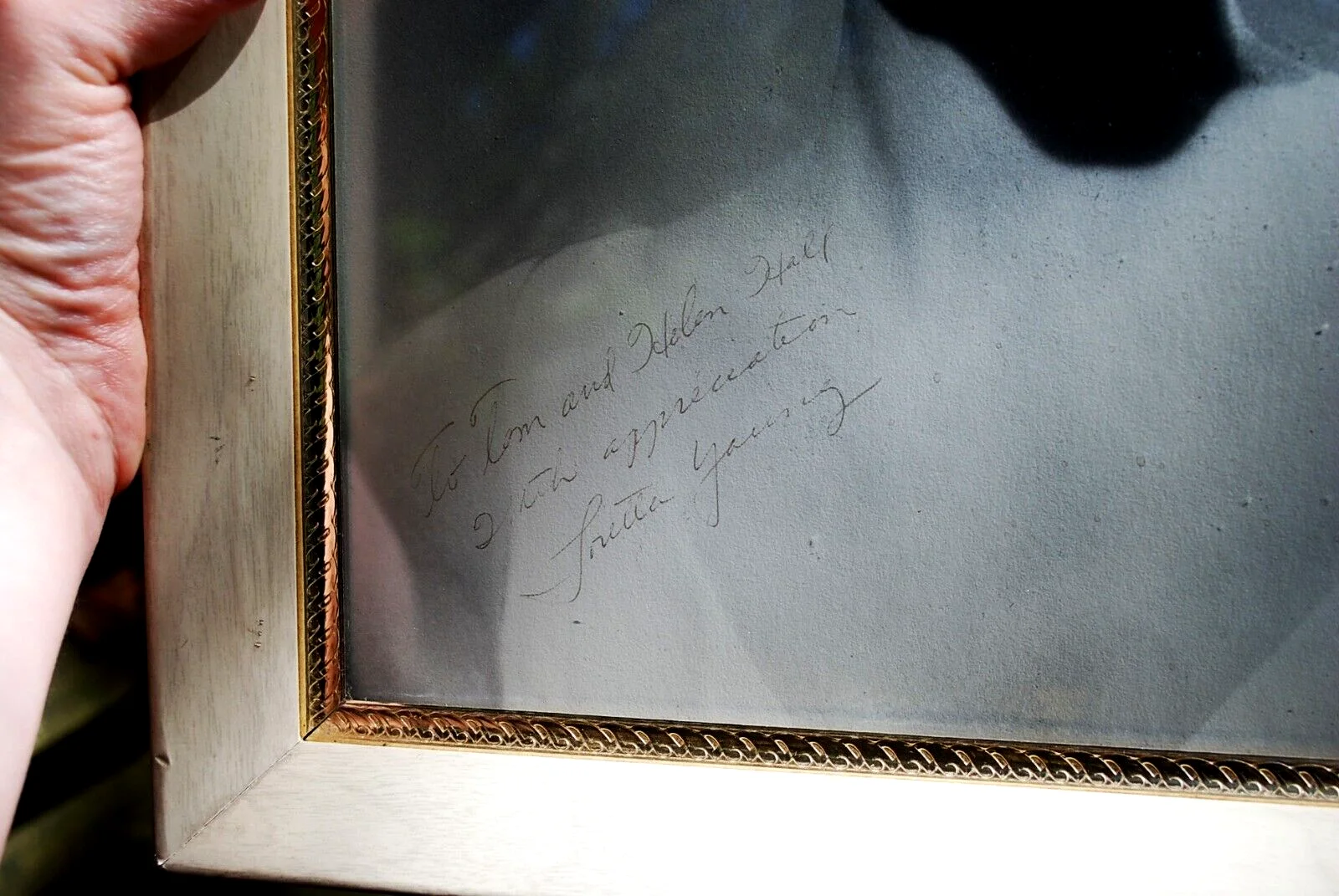 Loretta Young — Vintage LORETTA YOUNG Autograph Inscribed Photograph In Original Frame 16" x 13", изображение 2