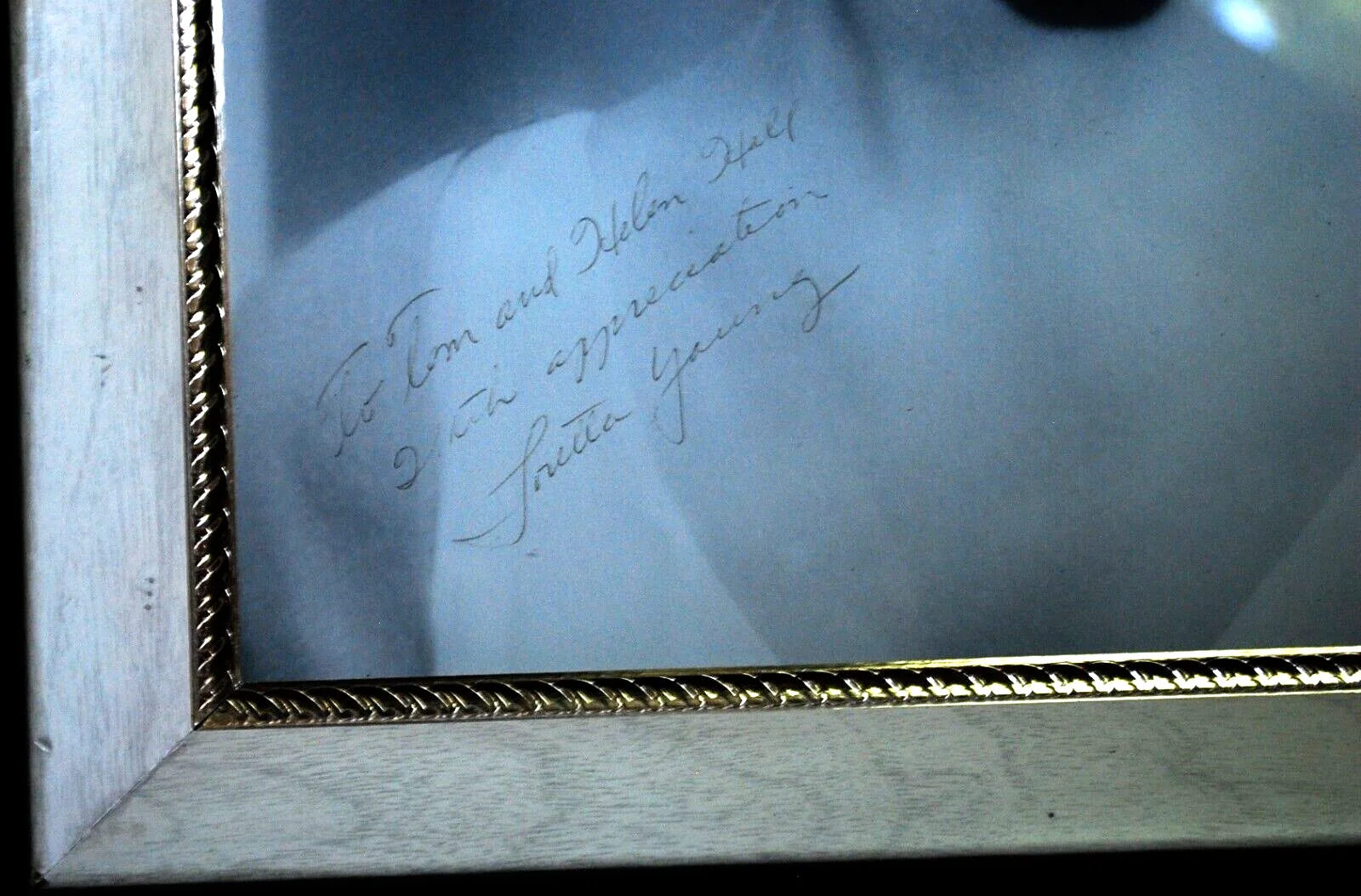 Loretta Young — Vintage LORETTA YOUNG Autograph Inscribed Photograph In Original Frame 16" x 13", изображение 4