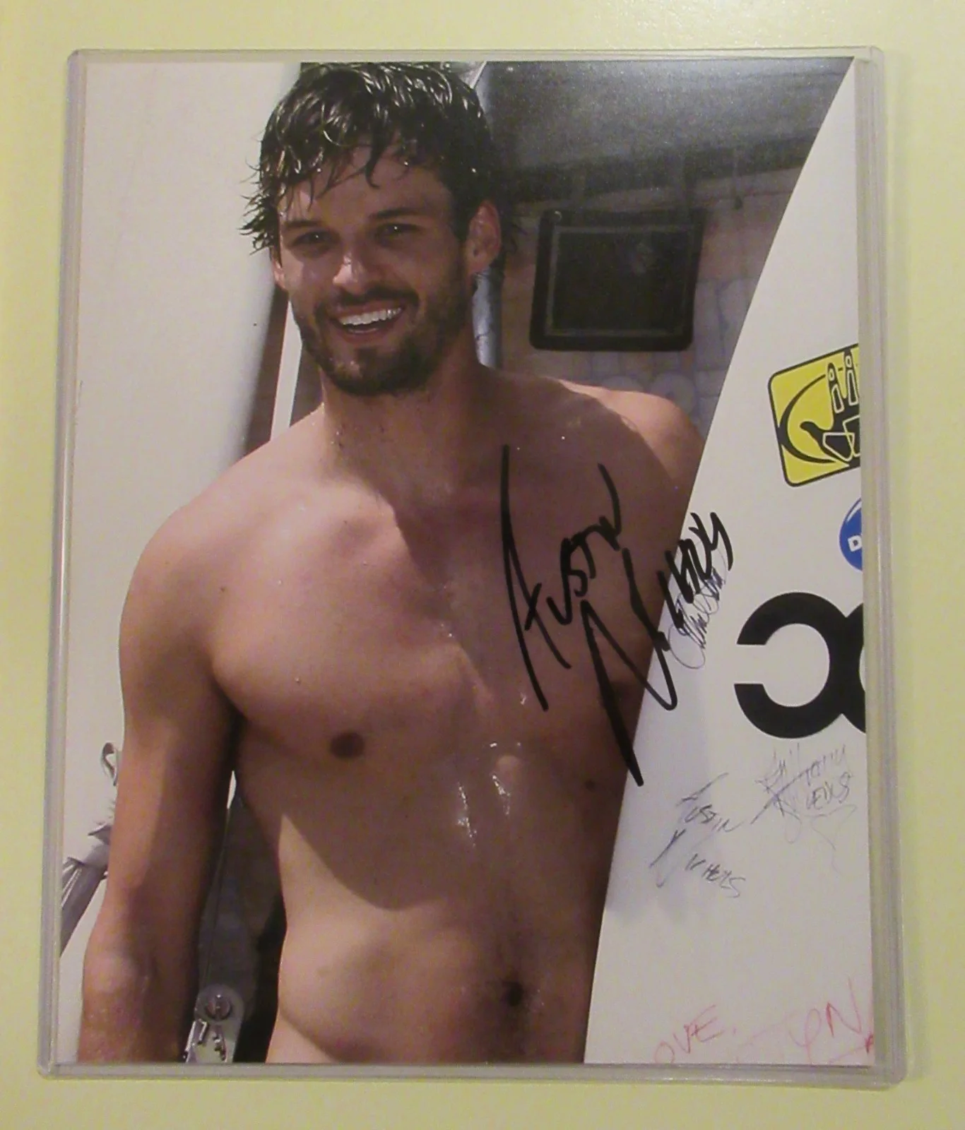 AUSTIN NICHOLS — AUSTIN NICHOLS SIGNED 8/10 WITH COA SHIRTLESS WET PHOTO PRICED TO MOVE IN EX CON