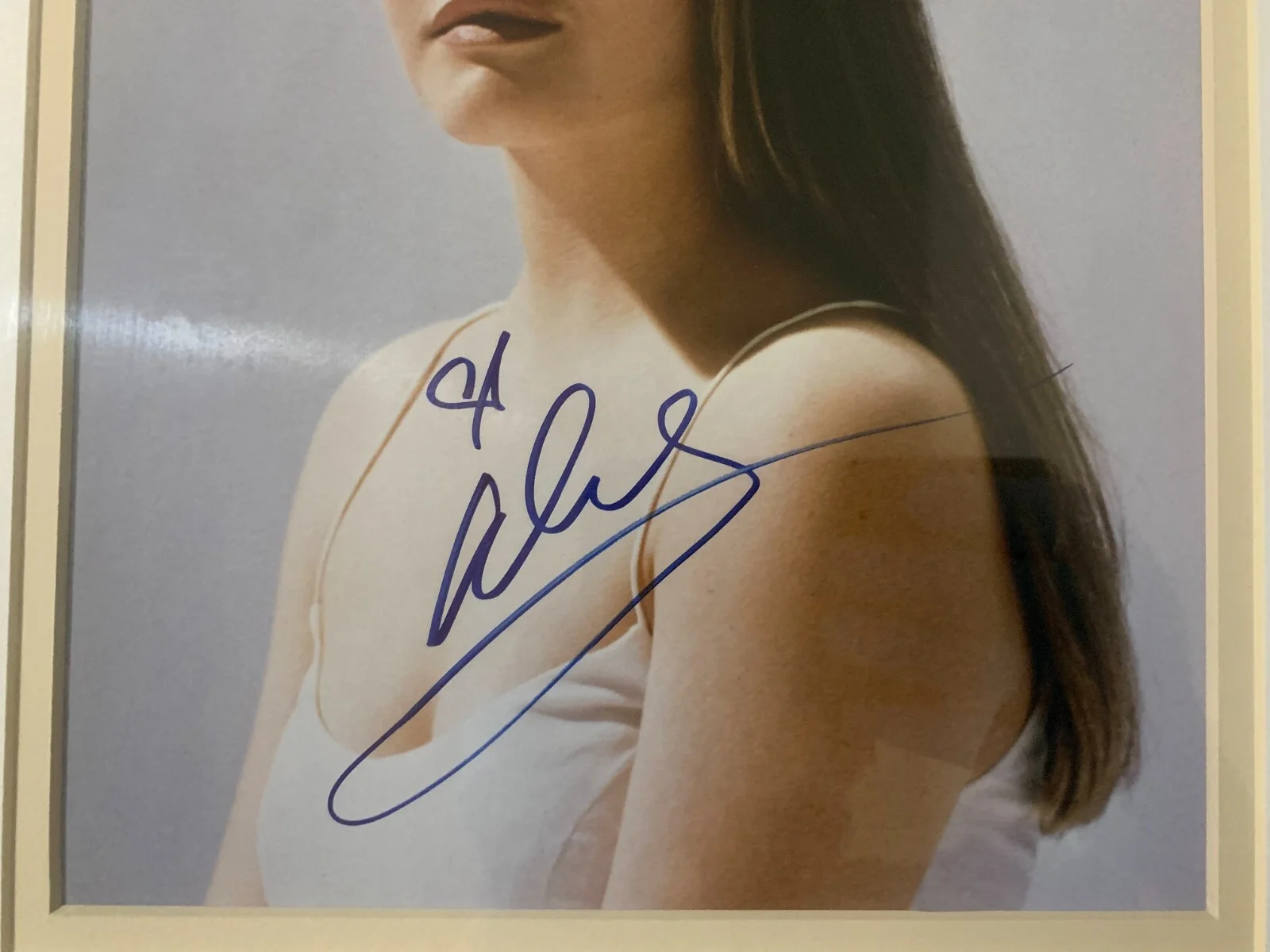 Alicia Silverstone — Framed Alicia Silverstone Autographed/Signed Authentic 8x10 Photo w/COA + More, изображение 3