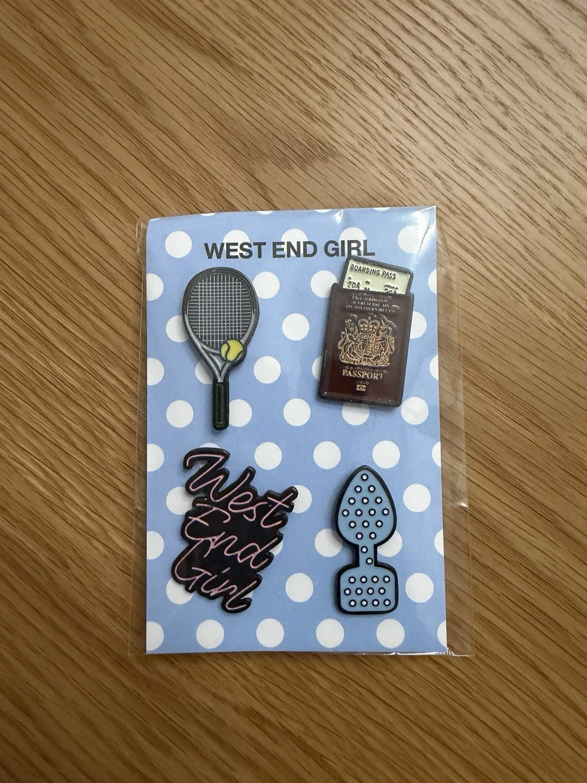 Lily Allen West End Girl Tour 2026 Autographed VIP Memorabilia Poster & Pins Set, изображение 2