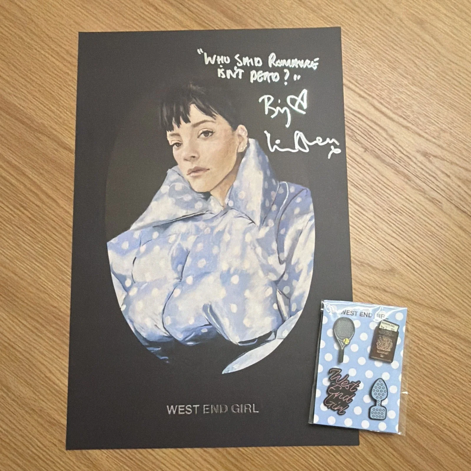 Lily Allen West End Girl Tour 2026 Autographed VIP Memorabilia Poster & Pins Set, изображение 3