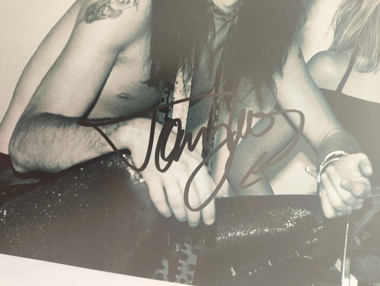 TOMMY LEE SIGNED AUTOGRAPHED PHOTO 8X10 RARE, image 3