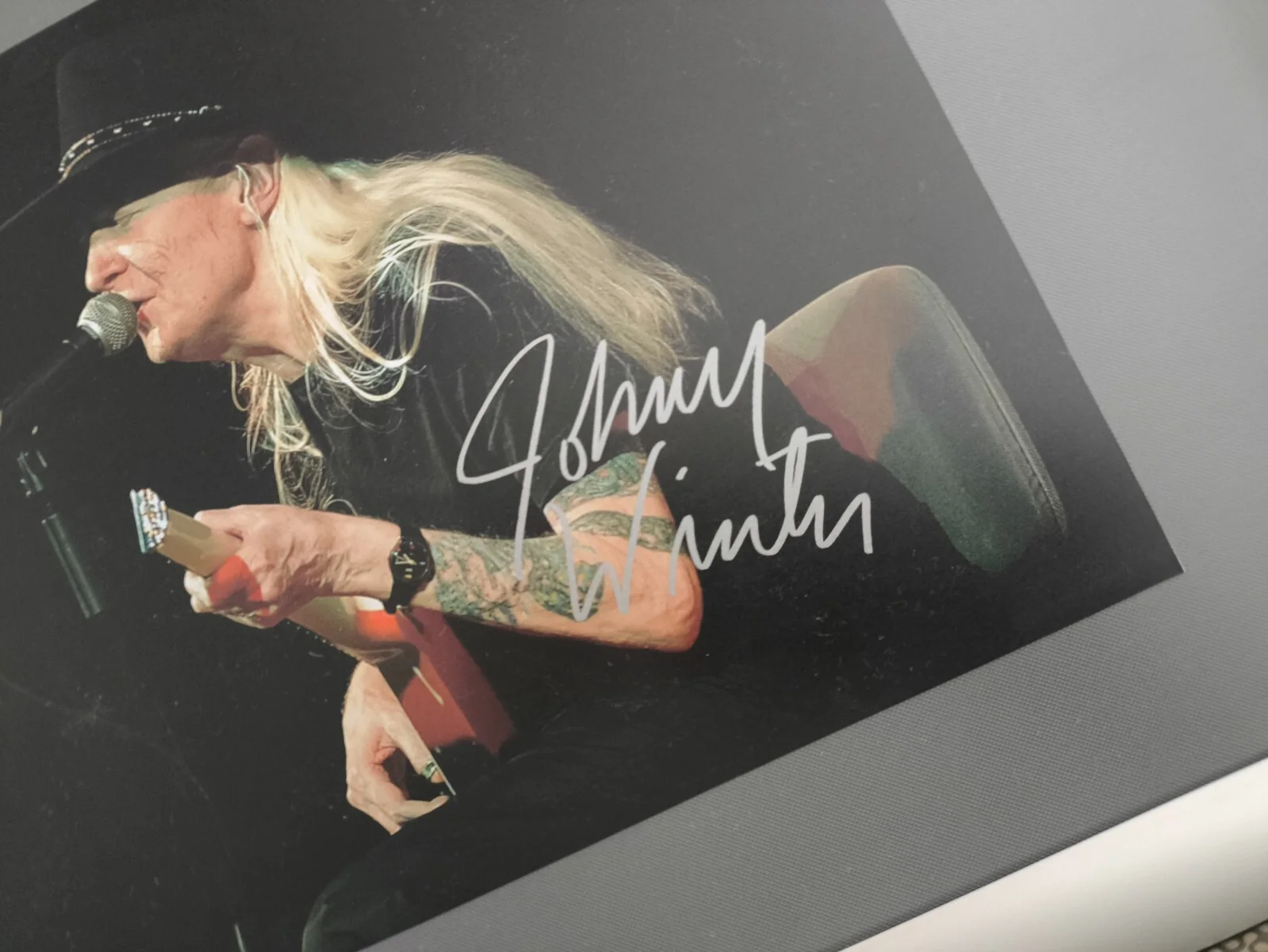 JOHNNY WINTER SIGNED AUTOGRAPHED PHOTO 8X10 RARE, image 2