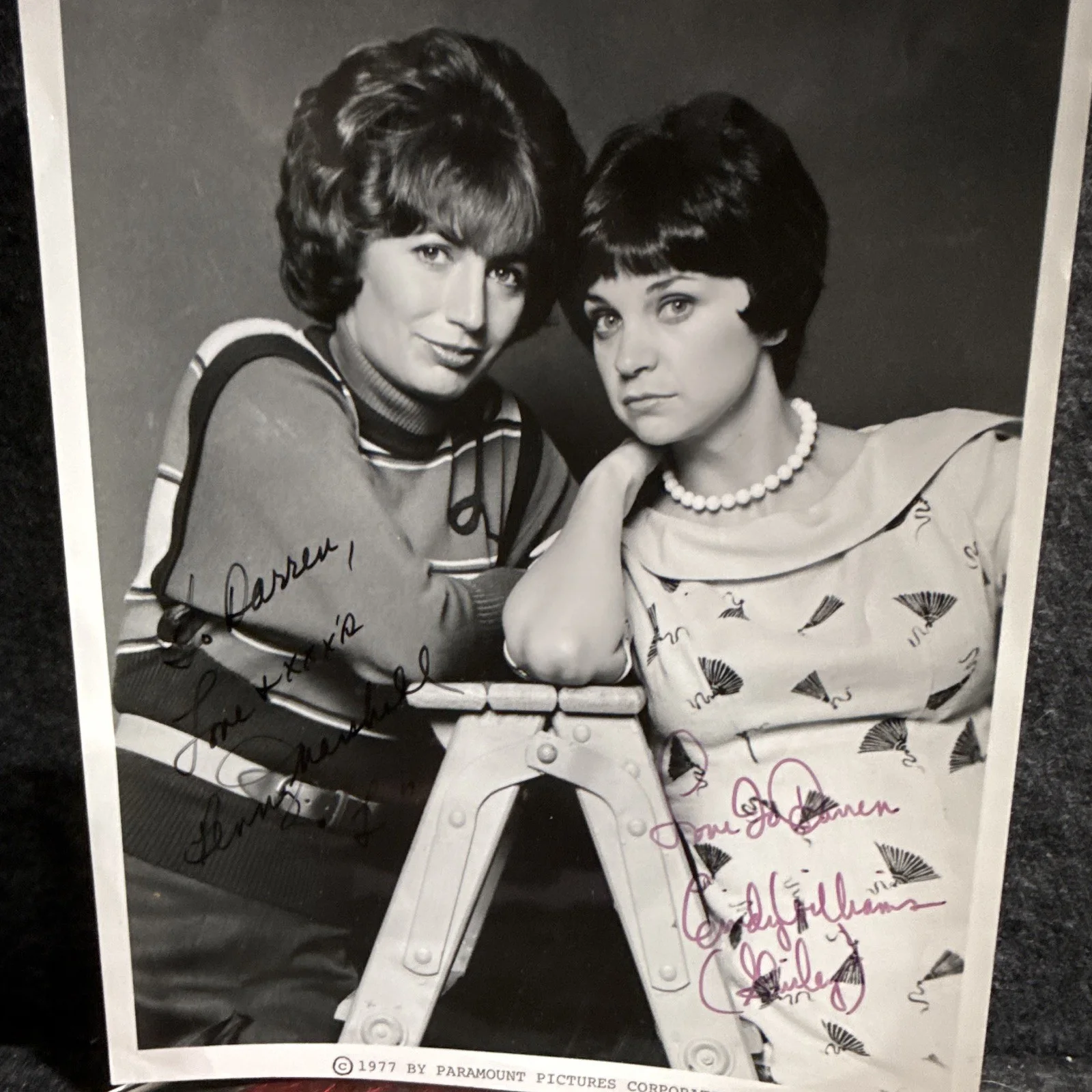 Olivia Newton-John, John Travolta — Laverne & Shirley Signed Vintage Promo Photo Penny Marshall Cindy Williams, изображение 4