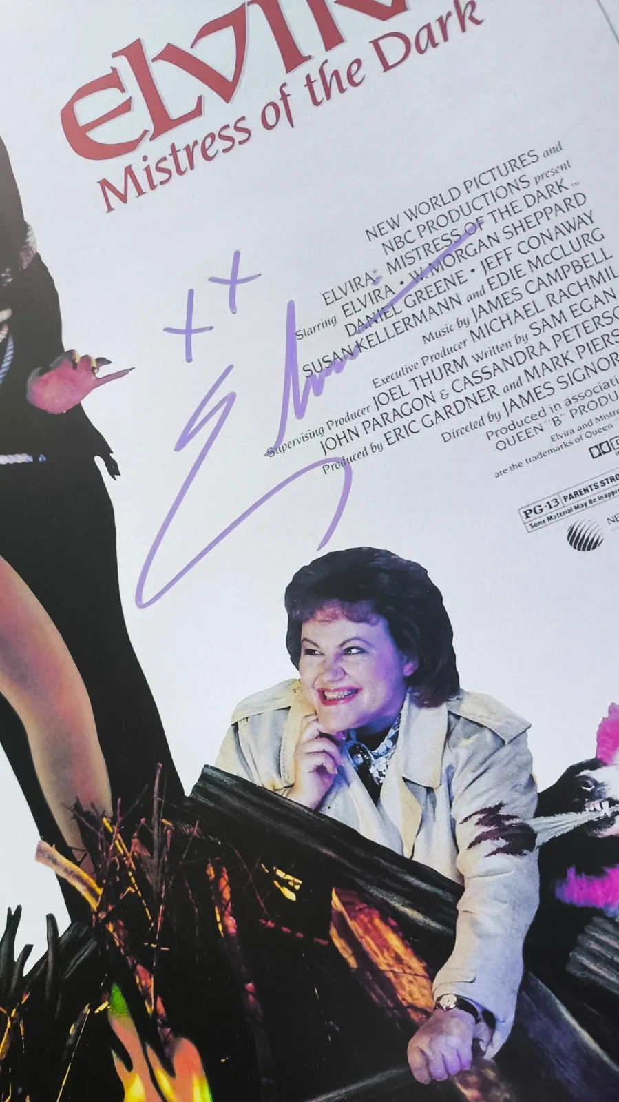 Cassandra Peterson — Autograph Cassandra Peterson Signed 11x17 Poster (Elvira, Mistress of the Dark), изображение 2