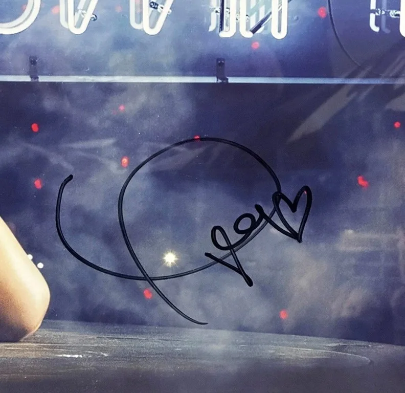 Taylor Swift SIGNED “1989 Live Neon” Lithograph – 22" x 22" Framed * Beckett COA, изображение 2