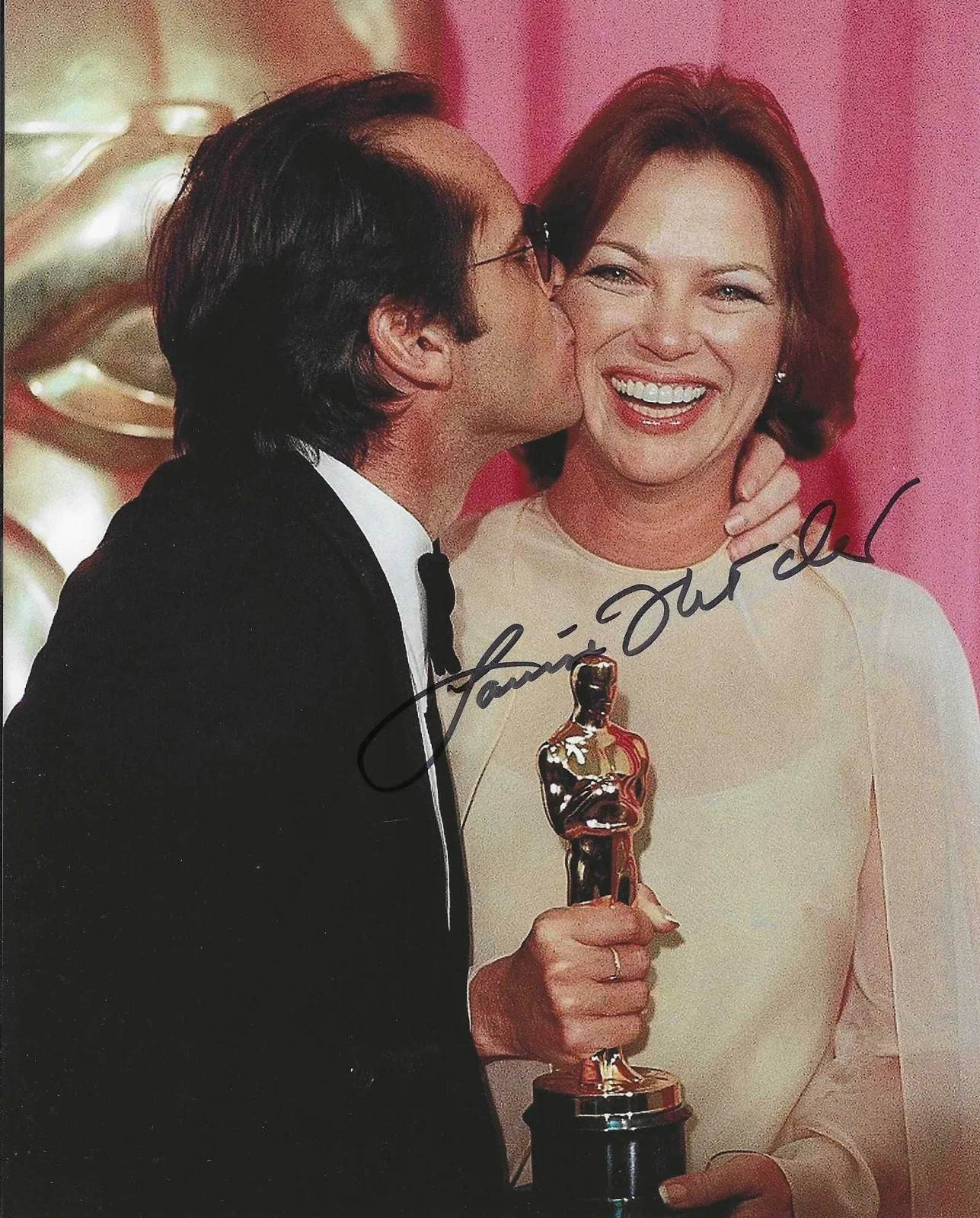 LOUISE FLETCHER — LOUISE FLETCHER SIGNED PHOTO -JACK NICHOLSON GIVING LOUISE A KISS / ACADEMYS COA