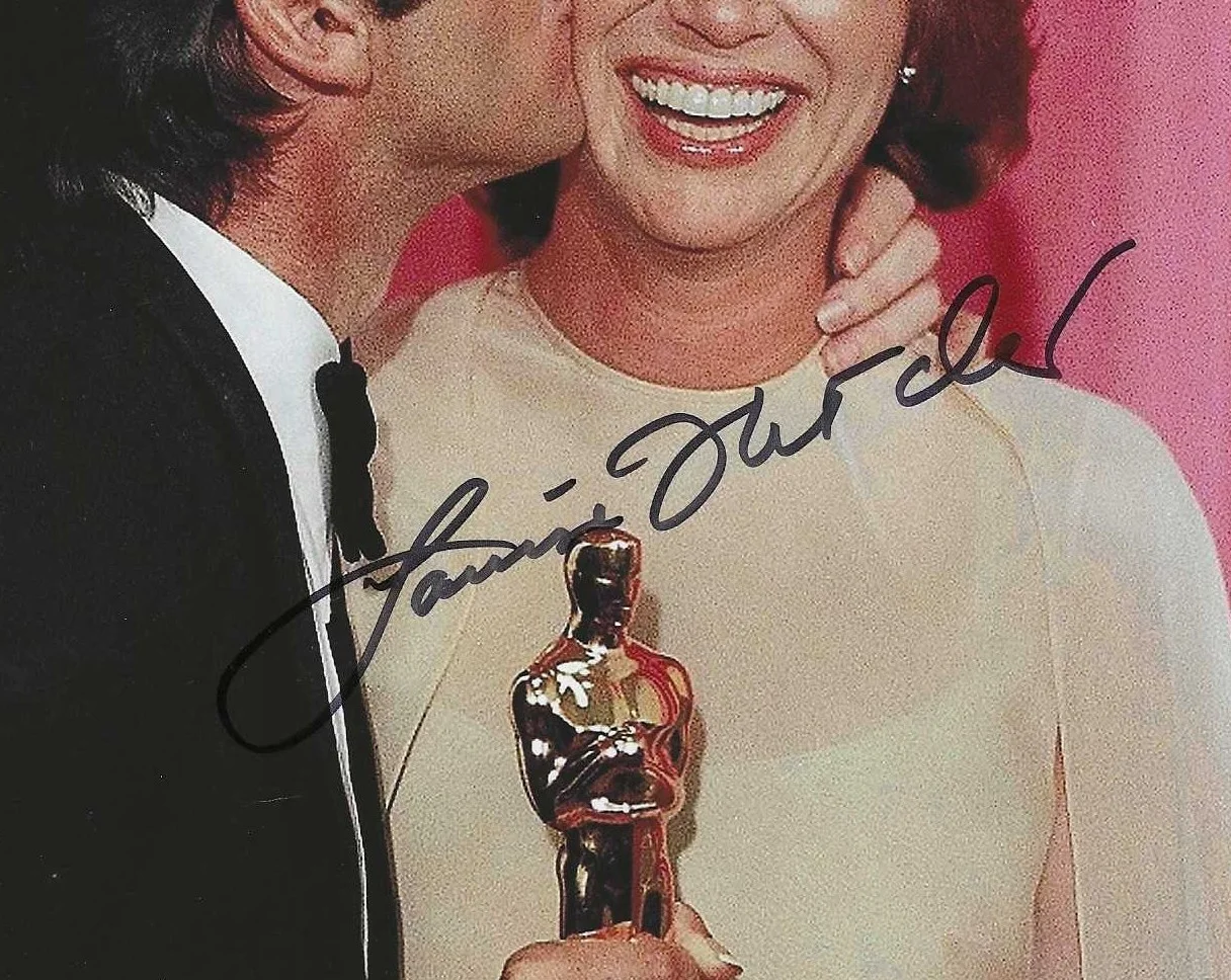 LOUISE FLETCHER — LOUISE FLETCHER SIGNED PHOTO -JACK NICHOLSON GIVING LOUISE A KISS / ACADEMYS COA, изображение 2