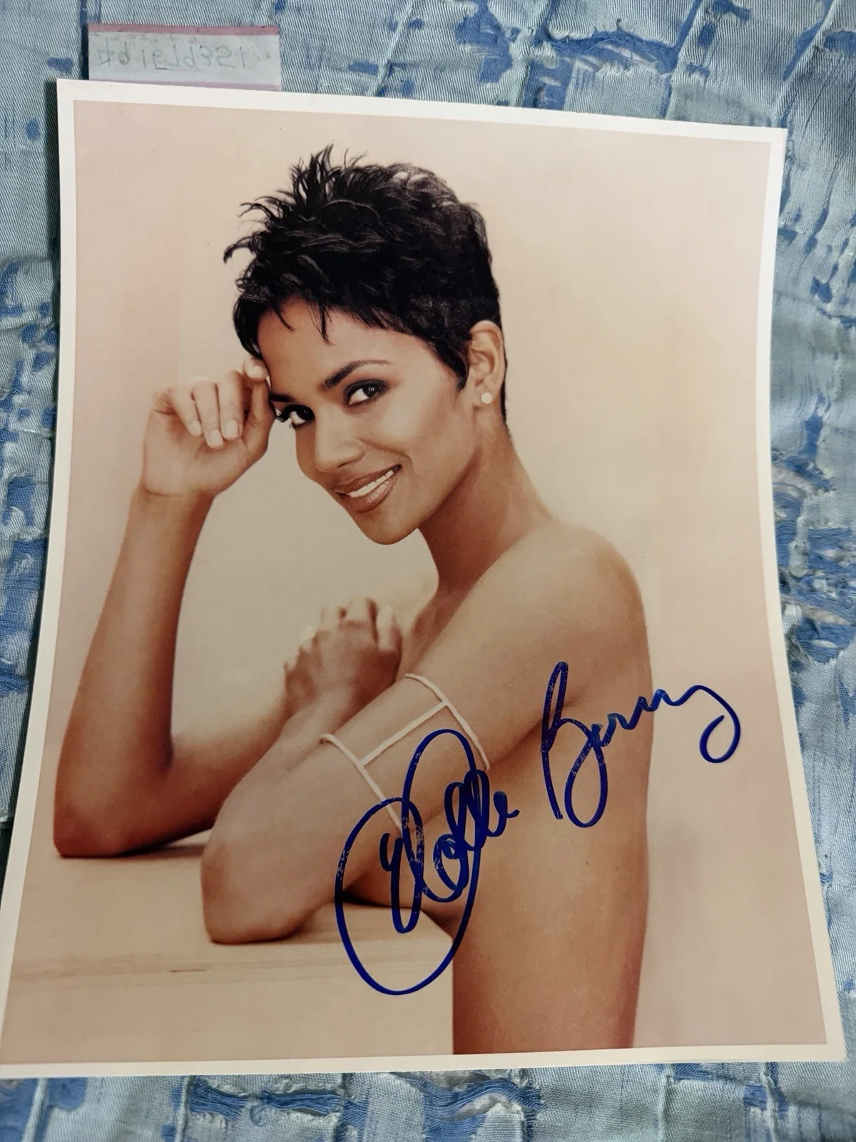 HALLE BERRY — HOT SEXY “HALLE BERRY” SIGNED 8X10 PHOTO photograph AUTHENTIC AUTOGRAPH COA wow
