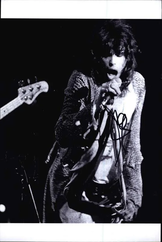 Steven Tyler — Aerosmith Steven Tyler authentic signed rock 10X15 photo |Cert Autographed A0010