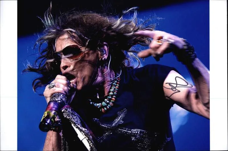 Steven Tyler — Aerosmith Steven Tyler authentic signed rock 10X15 photo |Cert Autographed A0033