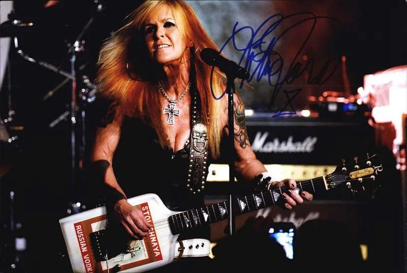 Lita Ford — The Runaways Lita Ford authentic signed rock 10X15 photo |Cert Autographed A0007