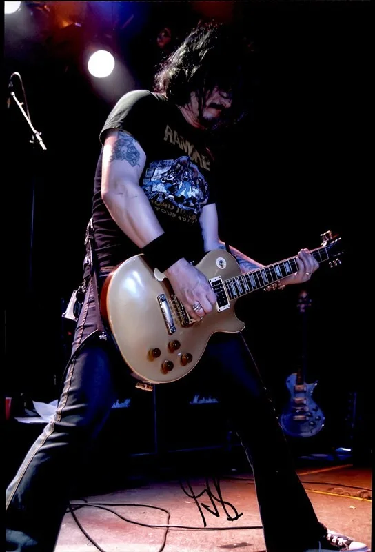 Gilby Clarke — Gilby Clarke Guns N Roses Authentic signed 10x15 photo |CERT Autographed 26-d