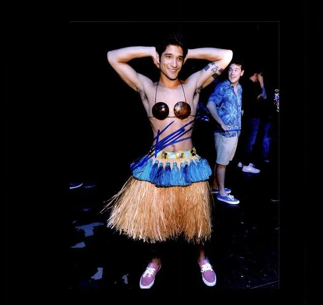 Tyler Posey — Tyler Posey authentic signed celebrity 8x10 photo W/Cert Autographed 2616e