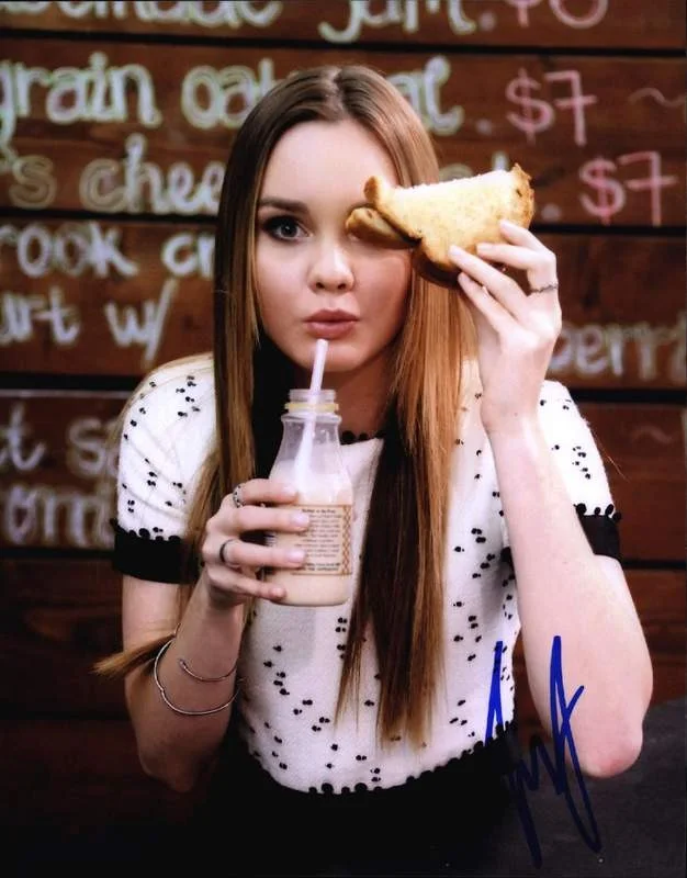Liana Liberato — Liana Liberato authentic signed celebrity 8x10 photo W/Cert Autographed A0021