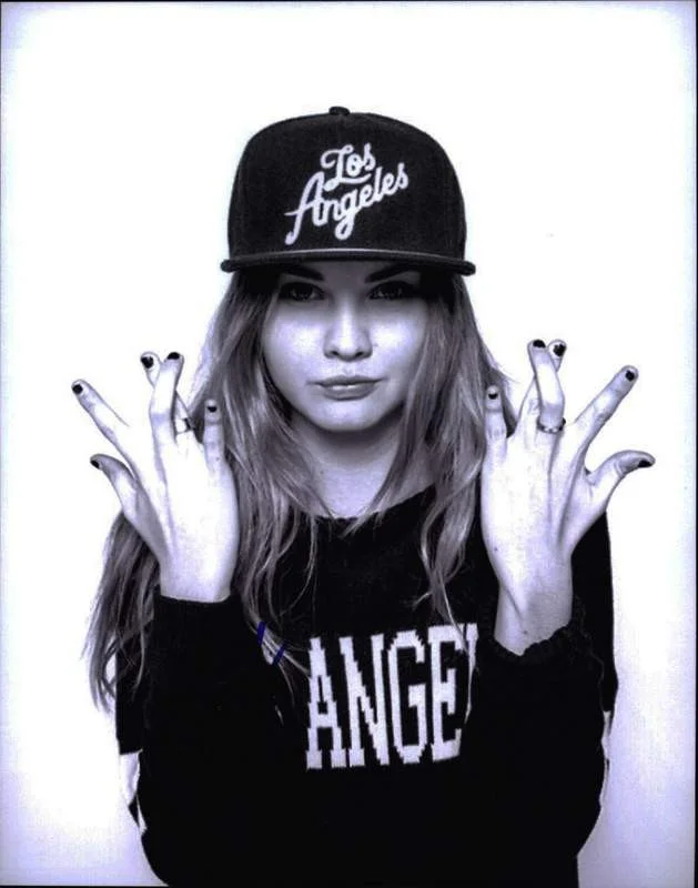 Liana Liberato — Liana Liberato authentic signed celebrity 8x10 photo W/Cert Autographed A0023