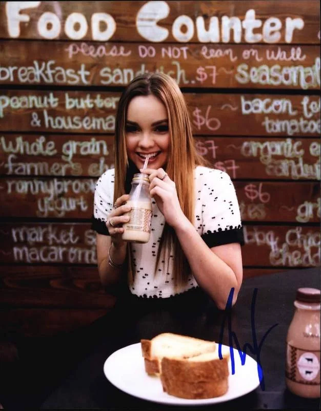 Liana Liberato — Liana Liberato authentic signed celebrity 8x10 photo W/Cert Autographed A0019