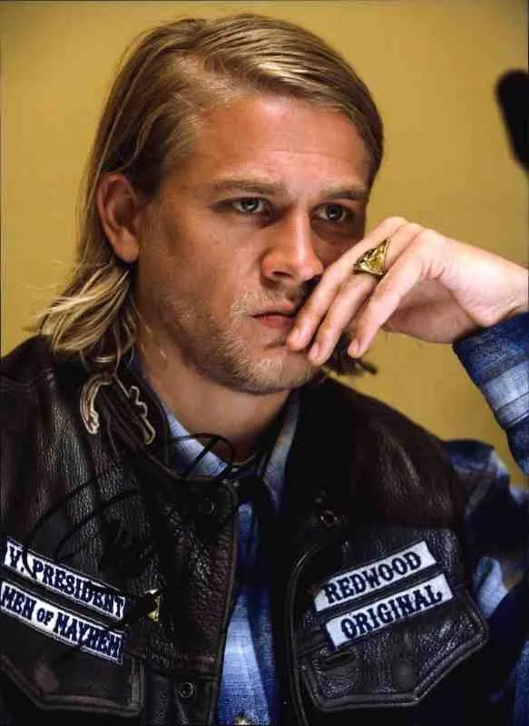 Charlie Hunnam — Charlie Hunnam signed celebrity 8x10 photo W/Certificate (42216a1)