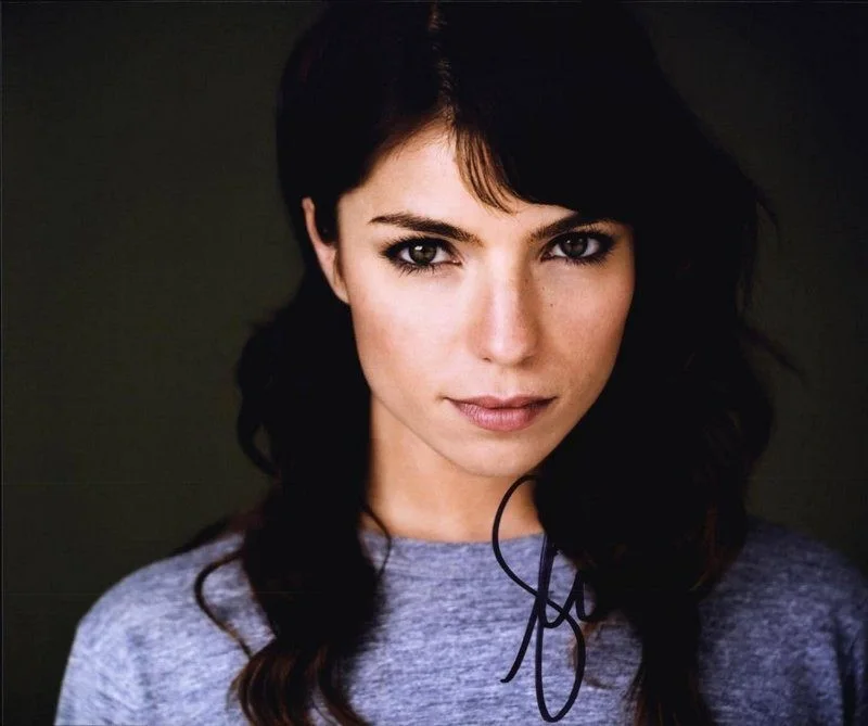 Angela Trimbur — Angela Trimbur authentic signed celebrity 8x10 photo W/Cert Autographed D8