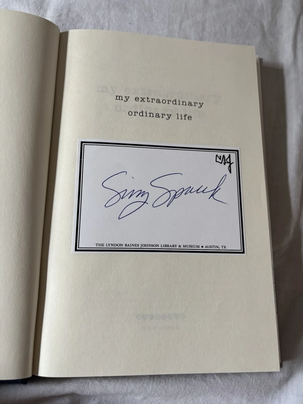 Sissy Spacek — New Sissy Spacek Autographed Book "My Extraordinary Ordinary Life" LBJ Label, изображение 2