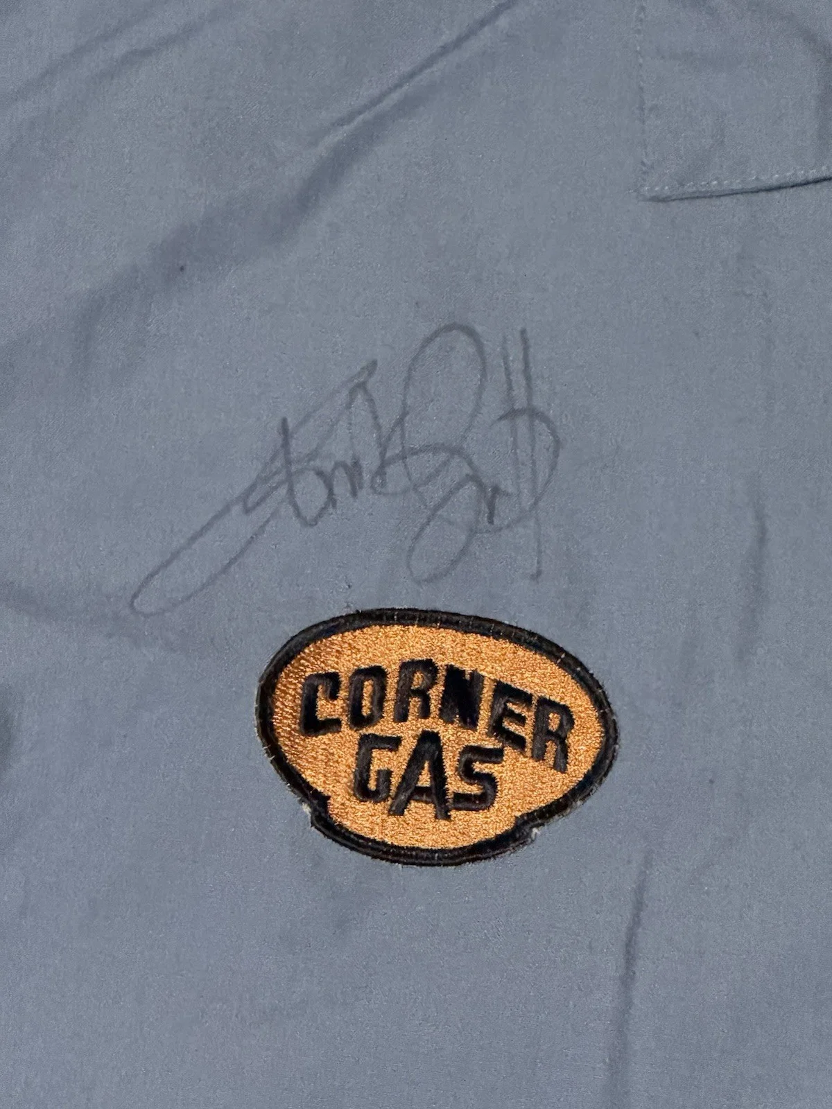 Brent Butt — Corner Gas Gas Station Autographed Shirt, изображение 2