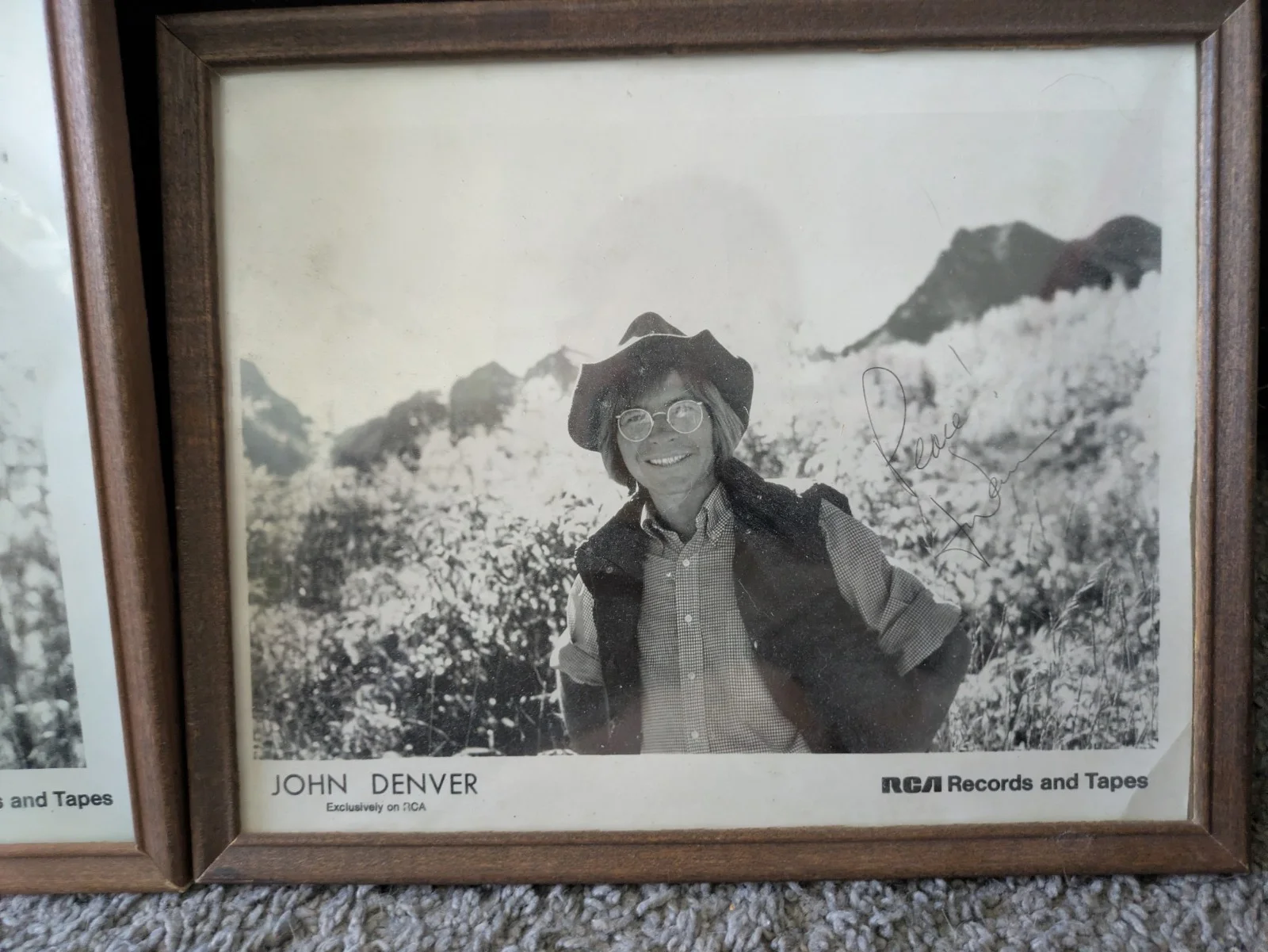 John Denver Take Me Home Singer Autographed Signed 8x10 Photo In Frames, изображение 4