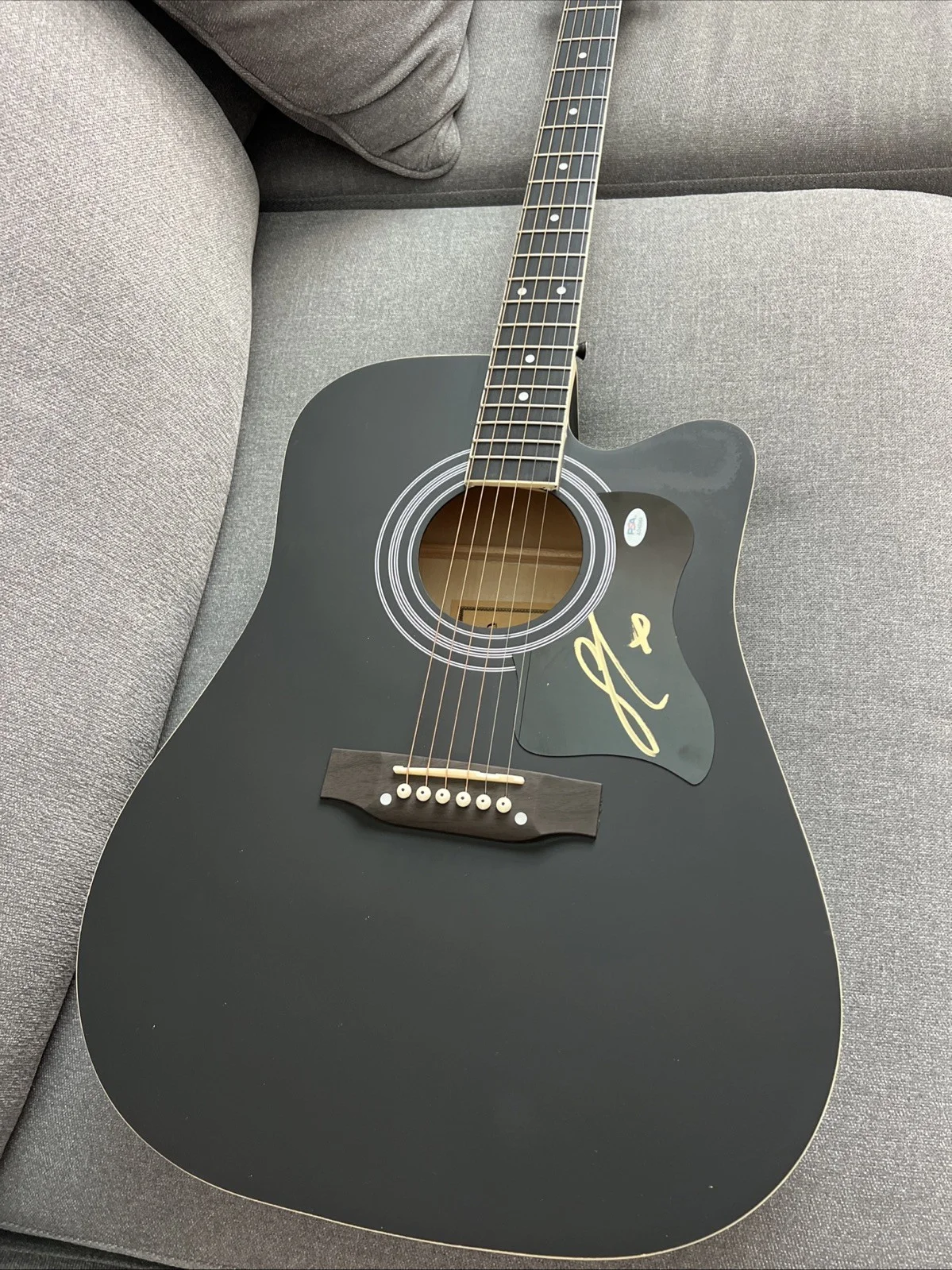 Sabrina Carpenter — Sabrina Carpenter Signed Autographed Full Size Acoustic Guitar PSA/DNA, изображение 2