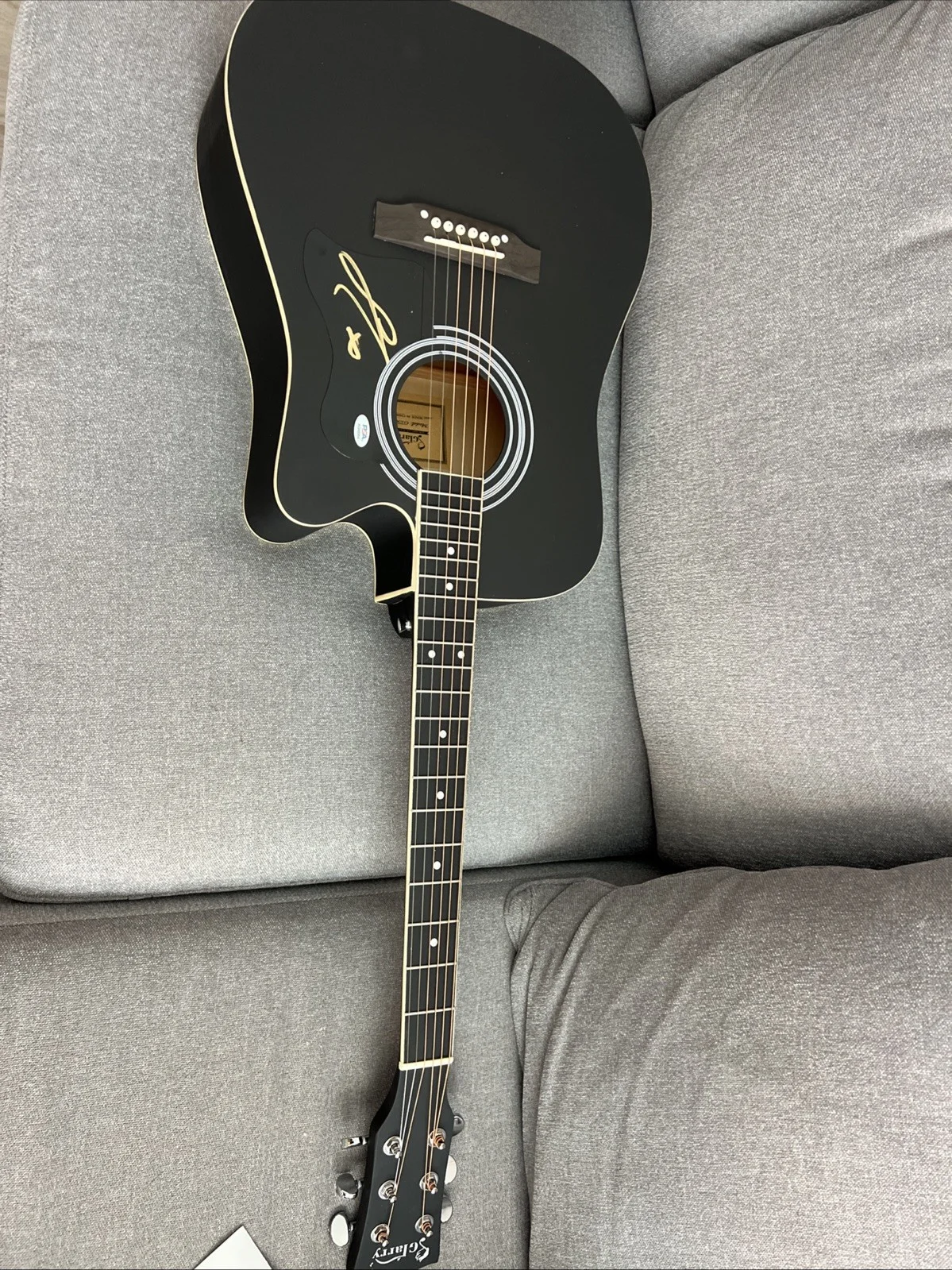 Sabrina Carpenter — Sabrina Carpenter Signed Autographed Full Size Acoustic Guitar PSA/DNA, изображение 5