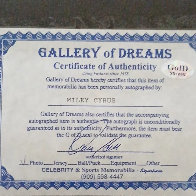 Miley Cyrus — Miley Cyrus 8x10 SIGNED Hannah Montana Framed and matted with COA RARE RARE, изображение 4