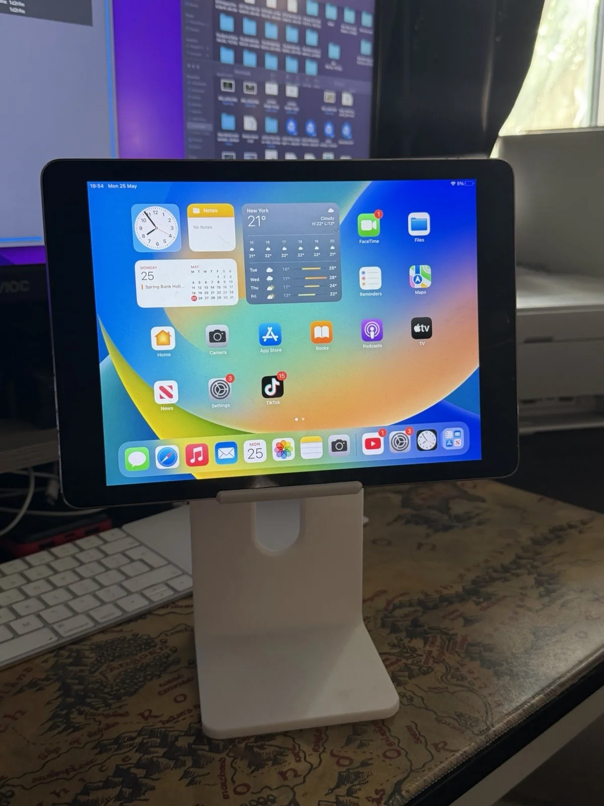 3D-Printed Sleek Studio Stand for iPad, image 2