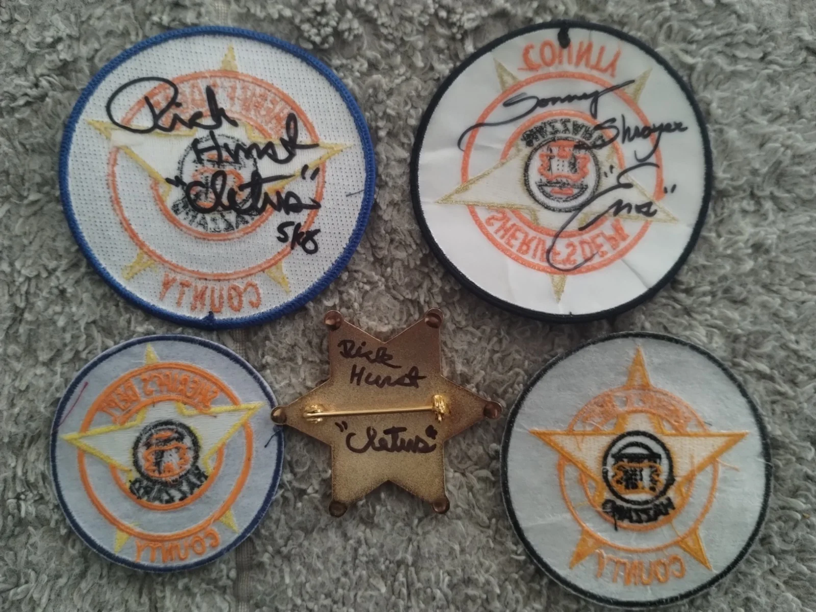 Rick Hurt, Sonny Shroyer — Dukes Of Hazzard Signed Autograph Badge & Patches By Rick Hurst & Sonny Shroyer, изображение 2