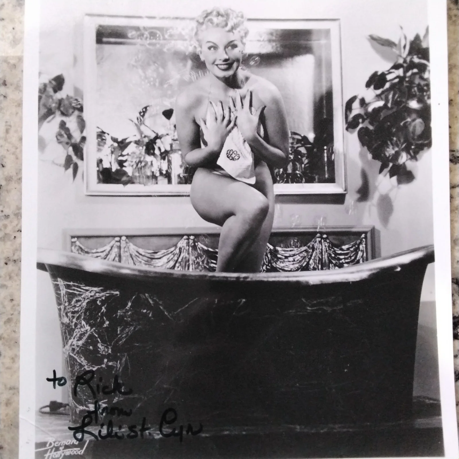 Lili St Cyr SIGNED 8x10 Photo 50s Burlesque Dancer The Flying G Bubble Bath, изображение 2