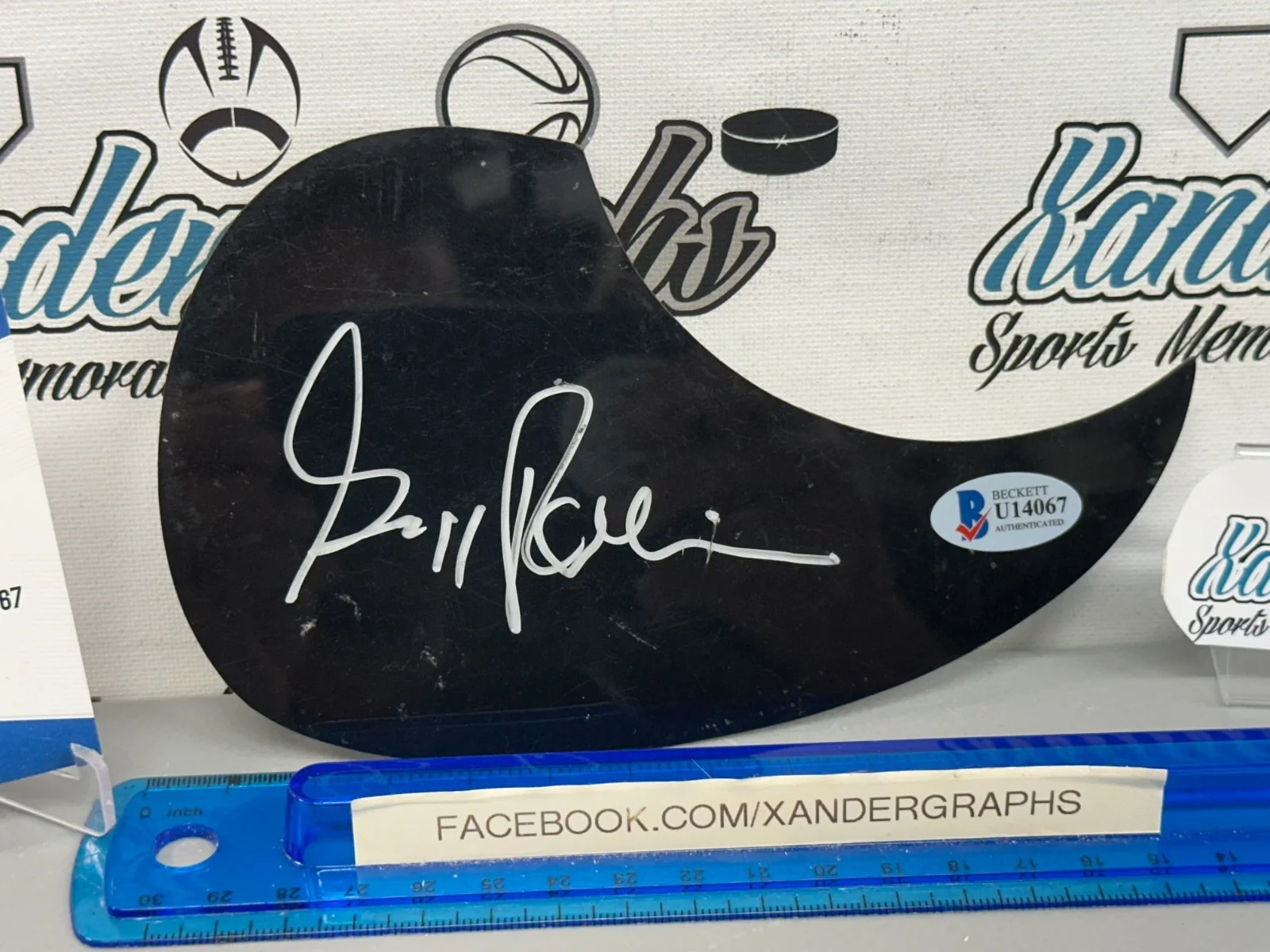 GREGG ROLIE SANTANA SIGNED AUTOGRAPHED BLACK GUITAR PICK GUARD-BECKETT BAS, изображение 2