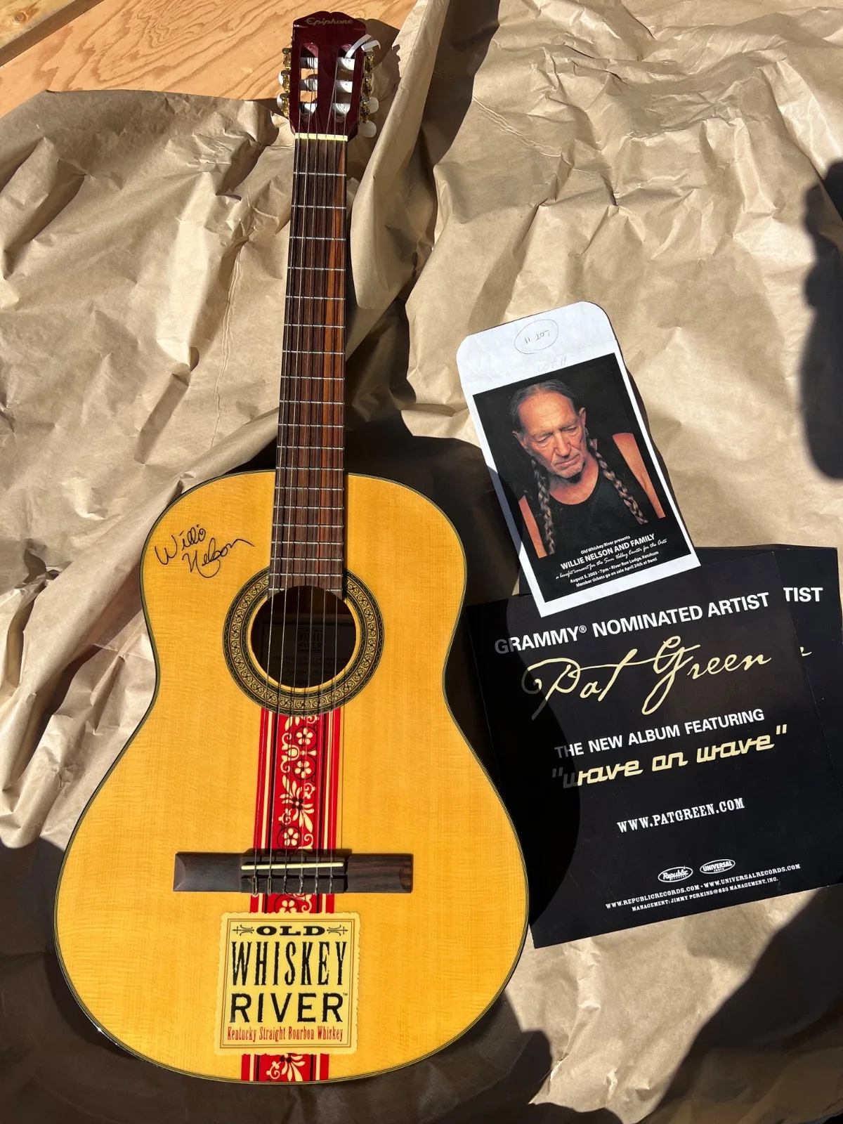 willie nelson signed guitar, image 2