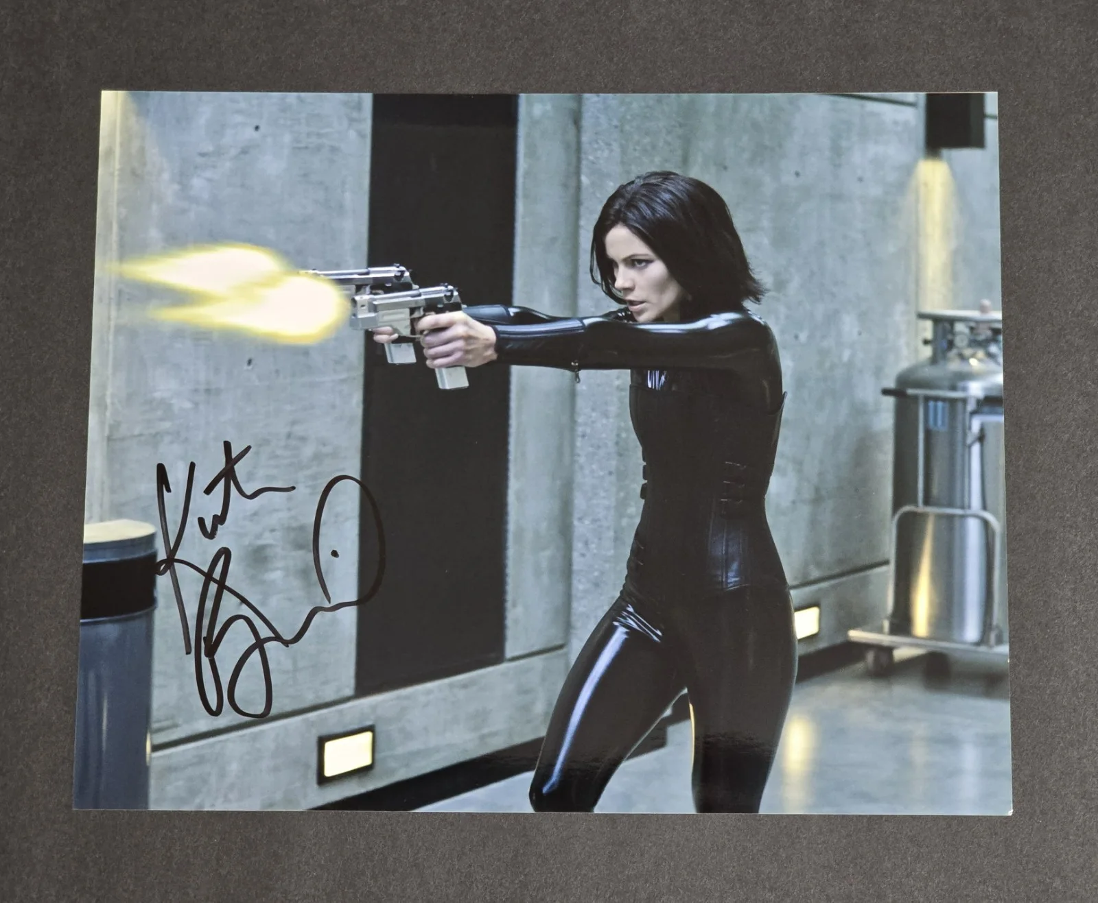 KATE BECKINSALE — KATE BECKINSALE - ORIGINAL HAND SIGNED / AUTOGRAPHED 8x10 PHOTO w/COA UNDERWORLD