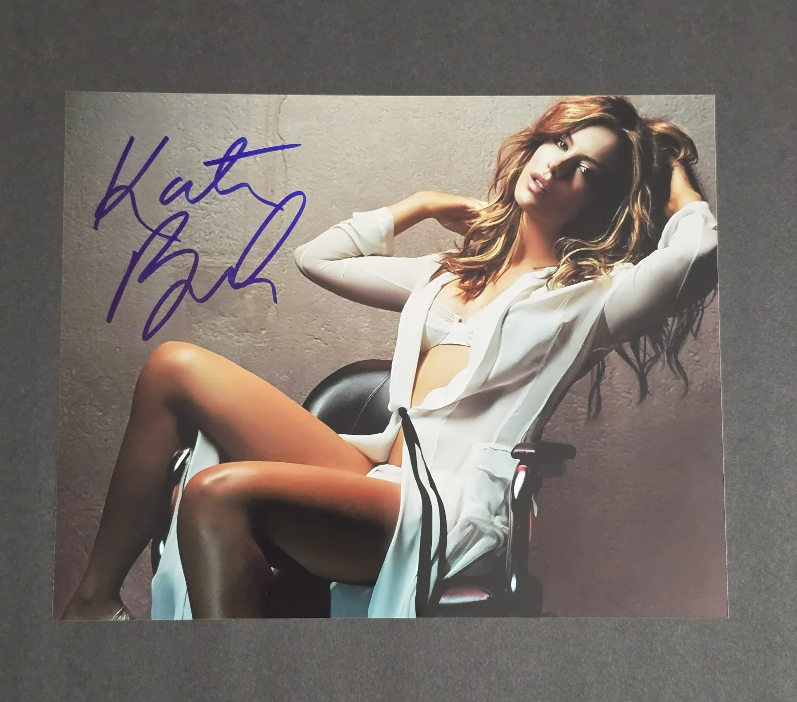 KATE BECKINSALE — KATE BECKINSALE - ORIGINAL HAND SIGNED / AUTOGRAPHED 8x10 PHOTO w/COA