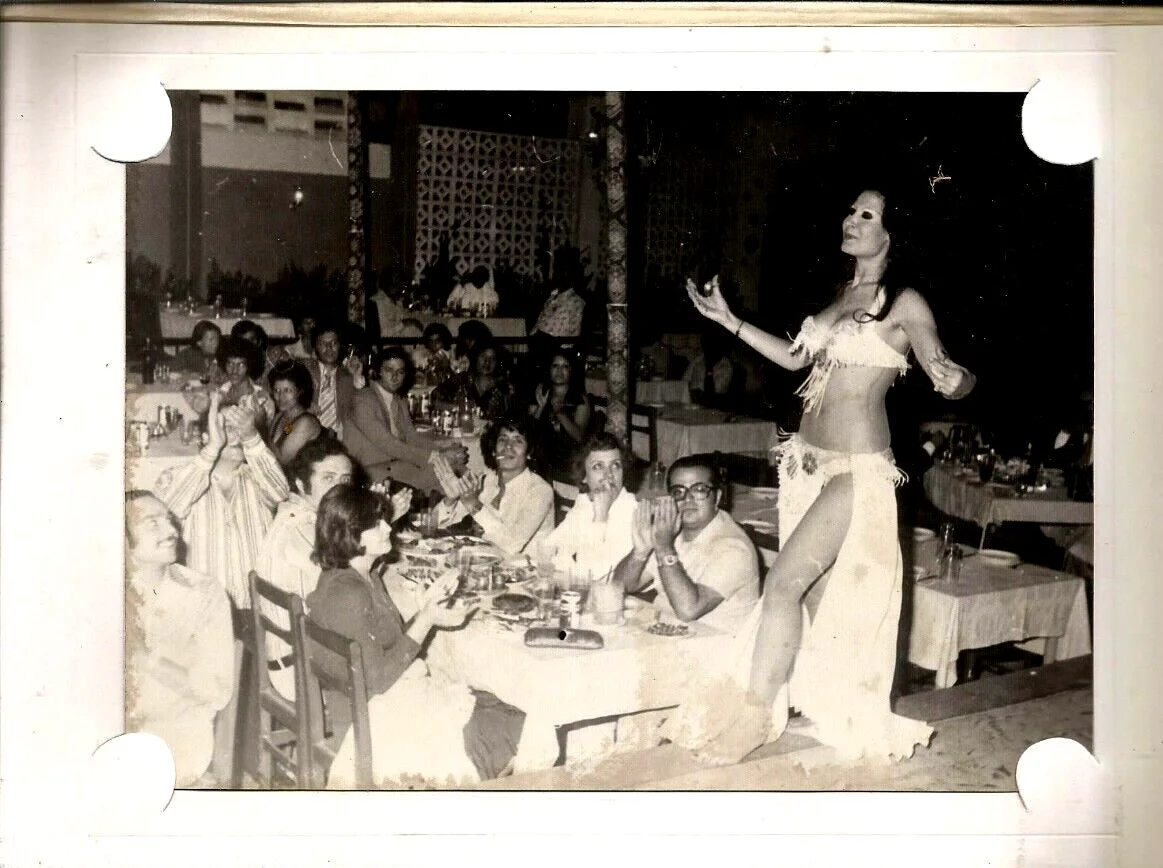 EGYPT SEXY CUTE BELLY DANCER PHOTO IN BOOKLET AT NIGHT CLUB VENUS #4, изображение 2