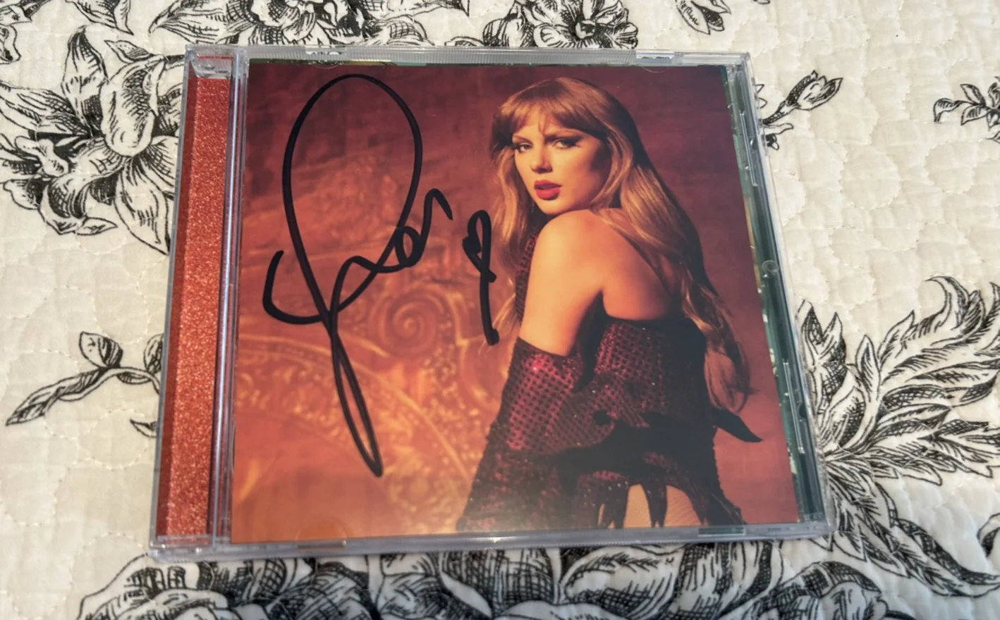 Taylor Swift - The Life of a Showgirl CD + Hand Signed Photo Pose#3. RARE, изображение 2