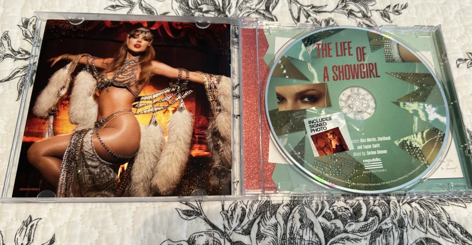 Taylor Swift - The Life of a Showgirl CD + Hand Signed Photo Pose#3. RARE, изображение 3