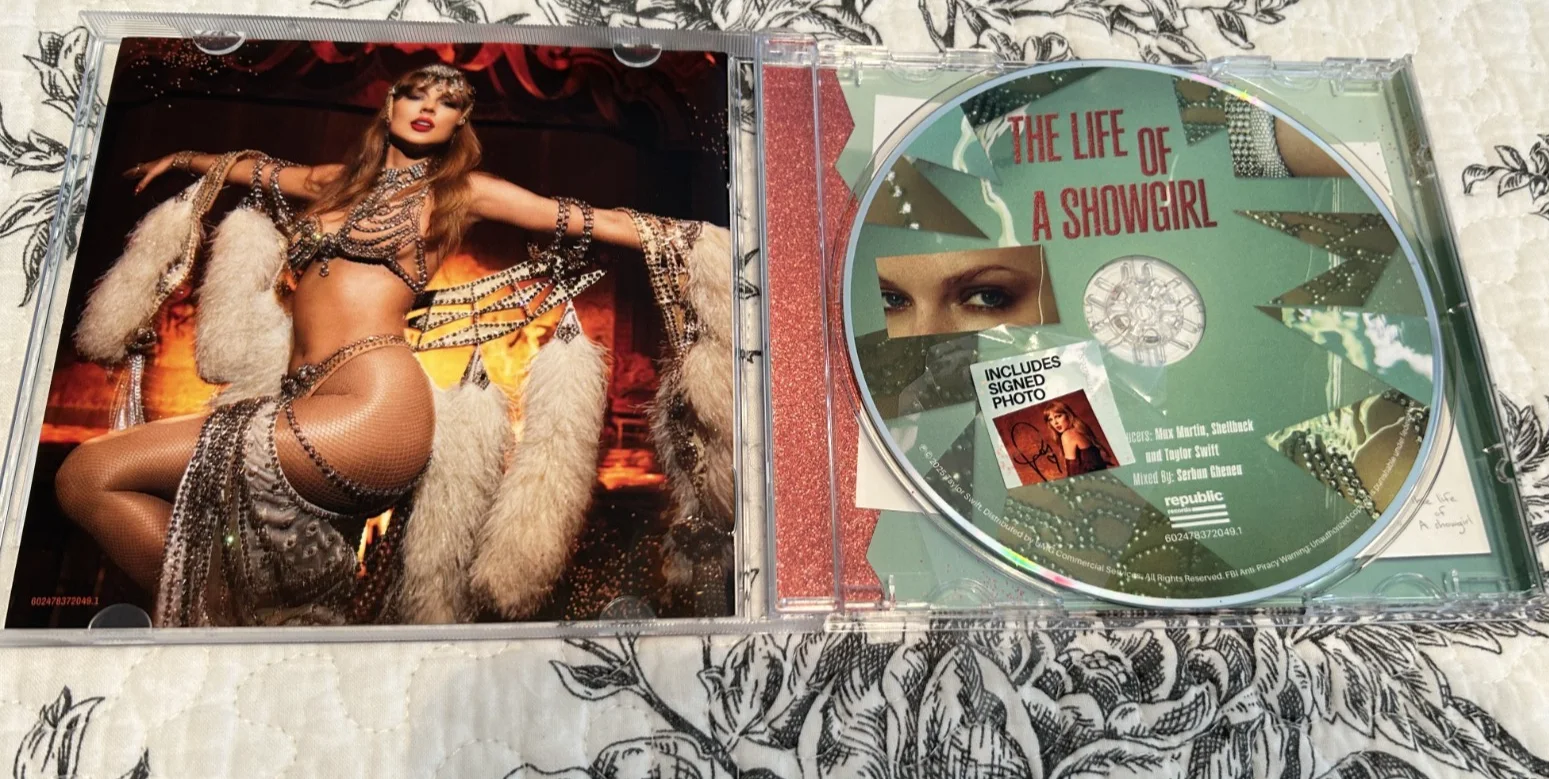 Taylor Swift - The Life of a Showgirl CD + Hand Signed Photo Pose#3. RARE, изображение 4